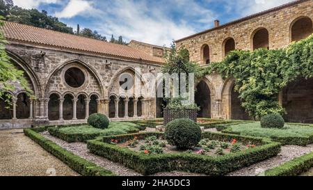 Klosterhof in der Abtei sainte marie de fontfroide bei narbonne. Ehemalige zisterzienserabtei, gegründet 1093. Stockfoto