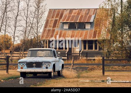 Vintage Ford und ein rostetes Dach Stockfoto