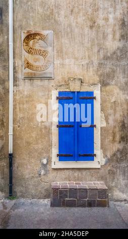 Alte Sängerin Nähmaschine Werbung Metall-Schild in fleury d'aude. Stockfoto