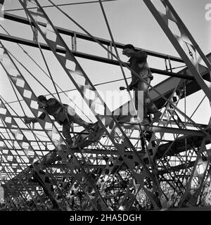 Gdañsk, 1969-12-07. W Gdañsku - Oliwie powstaje nowy obiekt sportowy - hala sportowo - widowiskowa i sztuczne lodowisko Olivia. Obiekt buduje Gdañskie Przedsiêbiorstwo Budownictwe Przemys³owego, a konstrukcje stalowe dachu wykonuje Mostostal. Kryta hala pomieœci 7500 widzów. Hala Olivia i budowane obok, odkryte sztuczne lodowisko - zostan¹ oddane do U¿ytku w roku 1971. NZ. konserwacja stalowych konstrukcji dachu przed ich monta¿em w budowanej hali Olivia. mta PAP/Janusz Uklejewski Danzig, 7. Dezember 1969. In Danzig wird eine neue Sport- und Unterhaltungshalle sowie ein Eisring gebaut - Oliw Stockfoto