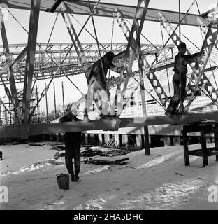 Gdañsk, 1969-12-07. W Gdañsku - Oliwie powstaje nowy obiekt sportowy - hala sportowo - widowiskowa i sztuczne lodowisko Olivia. Obiekt buduje Gdañskie Przedsiêbiorstwo Budownictwe Przemys³owego, a konstrukcje stalowe dachu wykonuje Mostostal. Kryta hala pomieœci 7500 widzów. Hala Olivia i budowane obok, odkryte sztuczne lodowisko - zostan¹ oddane do U¿ytku w roku 1971. NZ. konserwacja stalowych konstrukcji dachu przed ich monta¿em w budowanej hali Olivia. mta PAP/Janusz Uklejewski Danzig, 7. Dezember 1969. In Danzig wird eine neue Sport- und Unterhaltungshalle sowie ein Eisring gebaut - Oliw Stockfoto