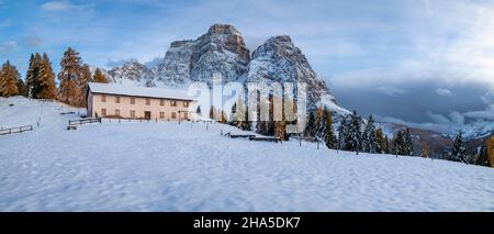 Panoramablick auf die Fiorentina-Hütte am Fuße des Monte pelmo mit dem ersten Herbstschnee, Fiorentina-Tal, borca di cadore, belluno, veneto, italien Stockfoto