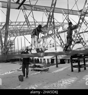 Gdañsk, 1969-12-07. W Gdañsku - Oliwie powstaje nowy obiekt sportowy - hala sportowo - widowiskowa i sztuczne lodowisko Olivia. Obiekt buduje Gdañskie Przedsiêbiorstwo Budownictwe Przemys³owego, a konstrukcje stalowe dachu wykonuje Mostostal. Kryta hala pomieœci 7500 widzów. Hala Olivia i budowane obok, odkryte sztuczne lodowisko - zostan¹ oddane do U¿ytku w roku 1971. NZ. konserwacja stalowych konstrukcji dachu przed ich monta¿em w budowanej hali Olivia. mta PAP/Janusz Uklejewski Danzig, 7. Dezember 1969. In Danzig wird eine neue Sport- und Unterhaltungshalle sowie ein Eisring gebaut - Oliw Stockfoto