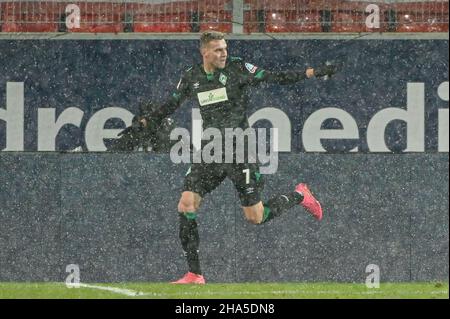 Regensburg, Deutschland. 10th Dez 2021. Fußball: 2. Bundesliga, Jahn Regensburg - Werder Bremen, Matchday 17, Jahnstadion Regensburg. Marvin Ducksch von Werder feiert nach seinem Tor, es 1:3 gegen Regensburg zu schaffen. Quelle: Armin Weigel/dpa - WICHTIGER HINWEIS: Gemäß den Bestimmungen der DFL Deutsche Fußball Liga und/oder des DFB Deutscher Fußball-Bund ist es untersagt, im Stadion und/oder vom Spiel aufgenommene Fotos in Form von Sequenzbildern und/oder videoähnlichen Fotoserien zu verwenden oder zu verwenden./dpa/Alamy Live News Stockfoto