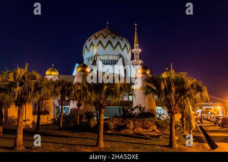 Abendansicht der Sabah State Mosque in Kota Kinabalu, Sabah, Malaysia Stockfoto