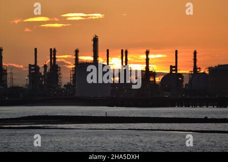 ConocoPhillips Teesside Oil Terminal und industrielle Skyline in Seal Sands, Teesside, Großbritannien bei einem atemberaubenden Sonnenuntergang. Fotografiert vom Südbahnhof. Stockfoto