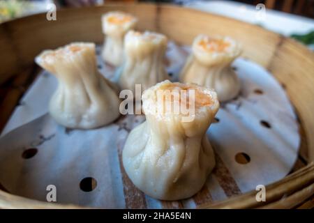 Nahaufnahme von Garnelen und Kurobuta-Schweinefleisch shao Mai Knödel in einem Dampfkorb in einem Restaurant Stockfoto