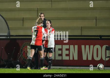 ROTTERDAM, NIEDERLANDE - 10. DEZEMBER: Juli Schneijderberg von Feyenoord Rotterdamkommt für Maxime Bennink von Feyenoord während des Pure Energie Eredivisie Vrouwen-Spiels zwischen Feyenoord Rotterdam und PEC Zwolle am 10. Dezember 2021 in Nieuw Varkenoord in Rotterdam, Niederlande (Foto: Yannick Verhoeven/Orange Picles) Stockfoto