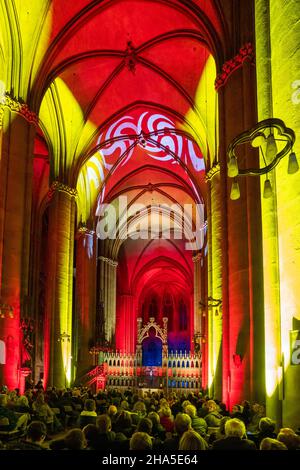 Beleuchtete elisabethkirche auf dem weihnachtsmarkt & marburg b (U) y night, hessen, deutschland Stockfoto