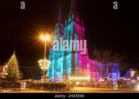 Beleuchtete elisabethkirche auf dem weihnachtsmarkt & marburg b (U) y night, hessen, deutschland Stockfoto