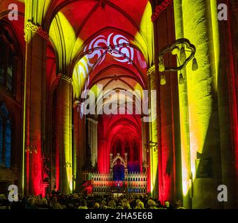 Beleuchtete elisabethkirche auf dem weihnachtsmarkt & marburg b (U) y night, hessen, deutschland Stockfoto