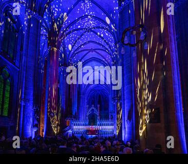 Beleuchtete elisabethkirche auf dem weihnachtsmarkt & marburg b (U) y night, hessen, deutschland Stockfoto