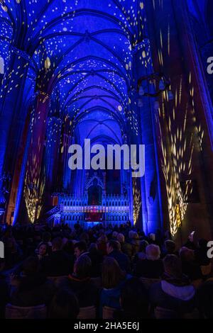 Beleuchtete elisabethkirche auf dem weihnachtsmarkt & marburg b (U) y night, hessen, deutschland Stockfoto