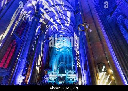 Beleuchtete elisabethkirche auf dem weihnachtsmarkt & marburg b (U) y night, hessen, deutschland Stockfoto