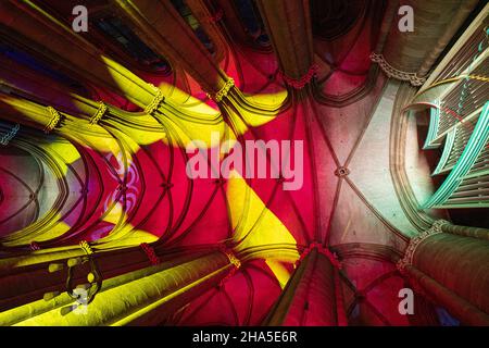 Beleuchtete elisabethkirche auf dem weihnachtsmarkt & marburg b (U) y night, hessen, deutschland Stockfoto