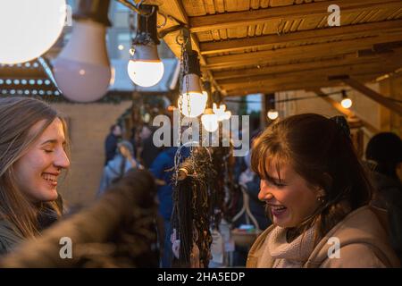 Zwei Freunde erleben den weihnachtsmarkt in bamberg, bayern, deutschland Stockfoto