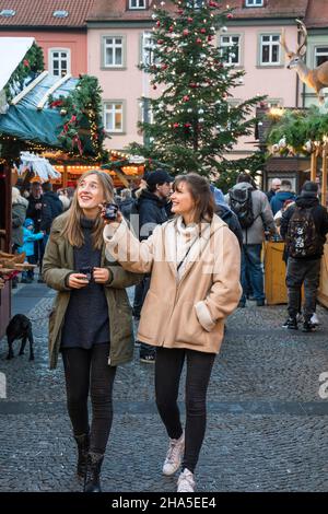 Zwei Freunde erleben den weihnachtsmarkt in bamberg, bayern, deutschland Stockfoto