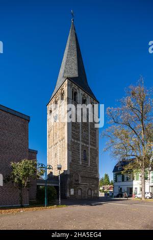 deutschland,langenfeld (rheinland),bergisches Land,niederbergisches Land,niederberg,rheinland,Nordrhein-westfalen,nrw,langenfeld-richrath,katholische Pfarrkirche St. martinus auch St. martin genannt,Kirchturm aus dem Mittelalter,romanik Stockfoto