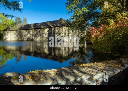 deutschland,langenfeld (rheinland),bergisches Land,niederbergisches Land,niederberg,rheinland,Nordrhein-westfalen,Nordrhein-westfalen,langenfeld-wiescheid,Wasserschloss haus Gräber in wiescheid,Mittelalter,Teich,Graben,Gräfte Stockfoto