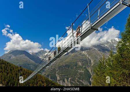 Wanderer überqueren die charles kuonen Hängebrücke, die längste Fußgängerhängebrücke der alpen, randa, wallis, schweiz Stockfoto