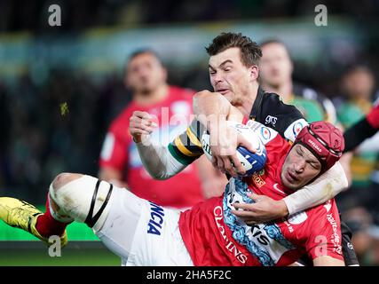 Der 92er Wenceslas Lauret wurde vom Northampton Saints' George Furbank während des Heineken Champions Cup-Spiels im Cinch Stadium in Franklin's Gardens, Northampton, angegangen. Bilddatum: Freitag, 10. Dezember 2021. Stockfoto