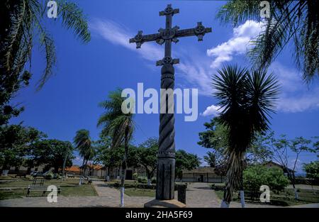 Holzkreuz draußen in der Unbefleckten Empfängnis Kathedrale, Concepción, Santa Cruz, Bolivien Stockfoto