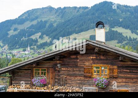 österreich,kleinwalsertal,typisches Holzhaus. Stockfoto