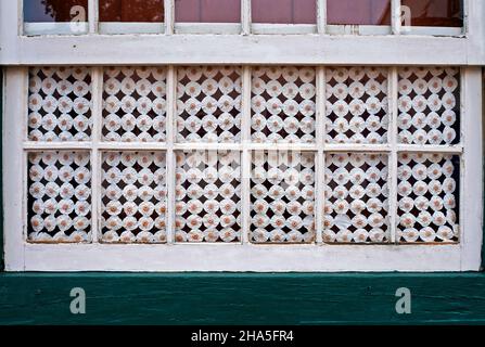 Handgefertigter Vorhang im Kolonialfenster, Tiradentes, Brasilien Stockfoto