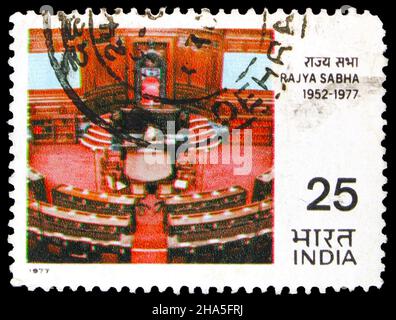 MOSKAU, RUSSLAND - 4. NOVEMBER 2021: Die in Indien gedruckte Briefmarke zeigt den 25th. Jahrestag von Rajya Sabha, um 1977 Stockfoto