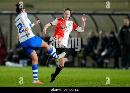 ROTTERDAM, NIEDERLANDE - 10. DEZEMBER: Licia Darnoud von PEC Zwolle, Juli Schneijderberg von Feyenoord Rotterdam während des Pure Energie Eredivisie Vrouwen-Spiels zwischen Feyenoord Rotterdam und PEC Zwolle in Nieuw Varkenoord am 10. Dezember 2021 in Rotterdam, Niederlande (Foto: Yannick Verhoeven/Orange Picles) Stockfoto