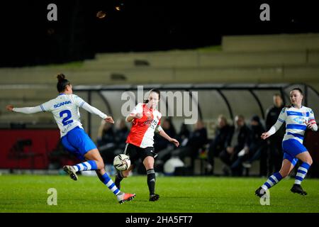 ROTTERDAM, NIEDERLANDE - 10. DEZEMBER: Licia Darnoud von PEC Zwolle, Juli Schneijderberg von Feyenoord Rotterdam, Moisa van Koot von PEC Zwolle während des Pure Energie Eredivisie Vrouwen-Spiels zwischen Feyenoord Rotterdam und PEC Zwolle am 10. Dezember 2021 in Rotterdam, Niederlande (Foto: Yannick Verhoeven/Orange Picics) Stockfoto