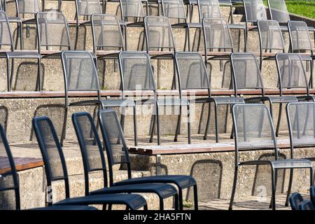 Leere Stühle vor einer Bühne. Stockfoto
