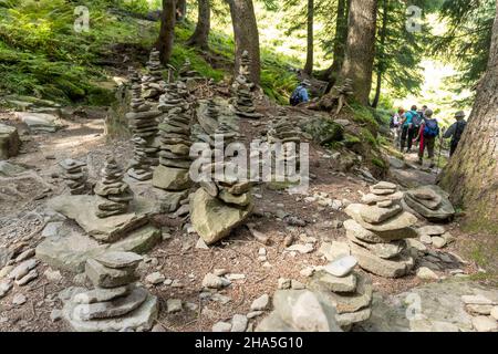 österreich,kleinwalsertal,cairns auf einem Wanderweg. Stockfoto