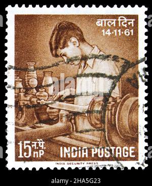 MOSKAU, RUSSLAND - 4. NOVEMBER 2021: Die in Indien gedruckte Briefmarke zeigt den Kindertag 1961, um 1961 Stockfoto