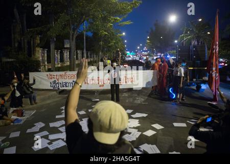 Bangkok, Thailand. 08th Dez 2021. (12/8/2021) Demonstranten hielten mit Hauptrednern drei-Finger-Symbole hoch. (Foto: Atiwat Silpamethanont/Pacific Press/Sipa USA) Quelle: SIPA USA/Alamy Live News Stockfoto