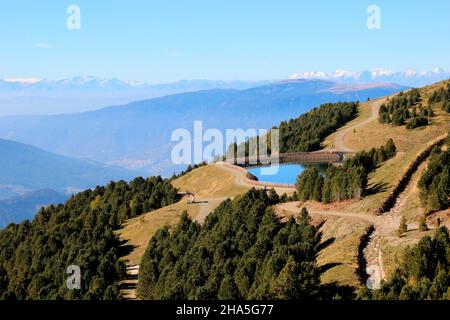 Blick auf den Stausee, neu gebaut im Jahr 2020, Stausee, plose Berg, Rundweg, suedtirol / Alto adige, brixen, Südtirol, italien Stockfoto