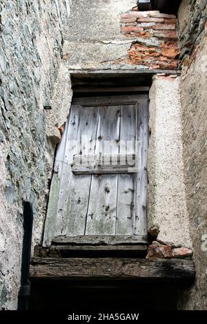 Holztür, Tür zum Kloster säben, alte Mauern, italien, Südtirol, eisacktal, klausen, Stockfoto