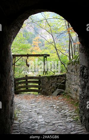 Fußweg beim Kloster säben,Torbogen,Lastenaufzug,klausen,eisacktal,bozen,Südtirol,italien, Stockfoto