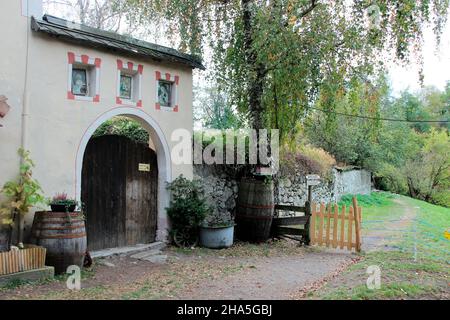 weinhof am Kerschtenweg, zwischen klausen und feldthurns, Südtirol, italien, klausen, Restaurant, Eingang, Schild, eisacktal, eisack, Gebäude, Zaun, Holzzaun, Eingangstür, Stockfoto