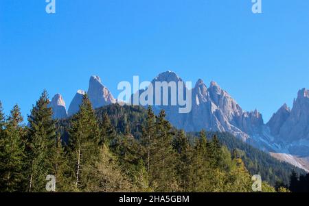 Die geislergruppe (3025 m) im Herbst,naturpark puez-geisler,dolomiten,villnößtal,italien,europa Stockfoto