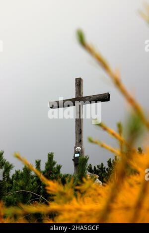 gamseck über der mittenwalder Hütte,Gedenkkreuz im Nebel,deutschland,bayern,oberbayern,werdenfelser Land,mittenwald,Herbst, Stockfoto