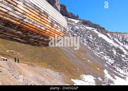 Naturinformationszentrum bergwelt karwendel mit Riesenfernrohr,karwendelbahn Bergstation,karwendelgebirge,mittenwald,bayern,deutschland Stockfoto