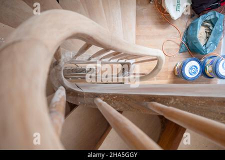 Baustelle, Renovierung und Renovierung einer Wohnung, ungewöhnlicher Blick durch das Geländer einer Treppe in einem alten Gebäude Stockfoto