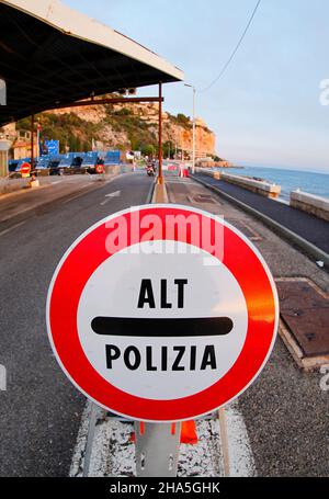 Menton, Frankreich. 10th Dez 2021. Menton, Frankreich - 10. Dezember 2021: Französisch-Italienische Grenzkontrolle, Polizei, Douane, Polizei, Polizei, Grenze, Kontrolle, Dogana, Zoll, Zoll, Verkehr, EU, Europäische Union. Mandoga Media Deutschland Kredit: dpa/Alamy Live Nachrichten Stockfoto