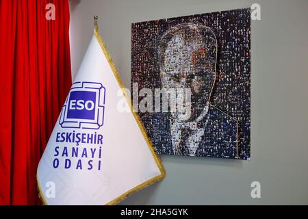 Eskisehir Industriekammer Flagge, riesige Weltkarte und Porträt von Atatürk an der Wand des Eskisehir Sanayi Odasi Gebäudes innen Stockfoto