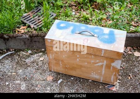 Baustelle, Sanierung und Renovierung einer Wohnung, lackierter Werkzeugkasten aus Holz Stockfoto