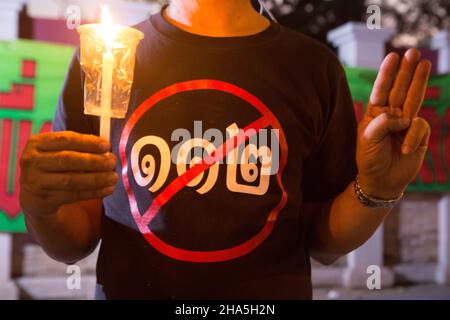 Bangkok, Thailand. 08th Dez 2021. (12/8/2021) Demonstranten zündeten Kerzen mit dreifingerigen Symbolen an. (Foto: Atiwat Silpamethanont/Pacific Press/Sipa USA) Quelle: SIPA USA/Alamy Live News Stockfoto