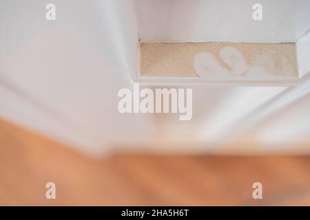 Baustelle, Renovierung und Renovierung einer Wohnung, Detail der Spuren im Staub Stockfoto