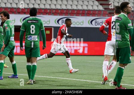 EMMEN, NIEDERLANDE - 10. DEZEMBER: Miguel Araujo vom FC Emmen feiert beim niederländischen Keukenkampioendivisie-Spiel zwischen dem FC Emmen und dem FC Dordrecht am 10. Dezember 2021 in De Oude Meerdijk in Emmen, Niederlande das erste Tor seiner Mannschaft (Foto: Pieter van der Woude/Orange Picles) Stockfoto