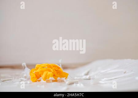 Baustelle, Renovierung und Renovierung einer Wohnung, Detail von Klebeband und Filmreste Stockfoto